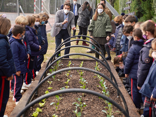 El Ayuntamiento promueve la formación y el uso del compostaje local a través de los colegios