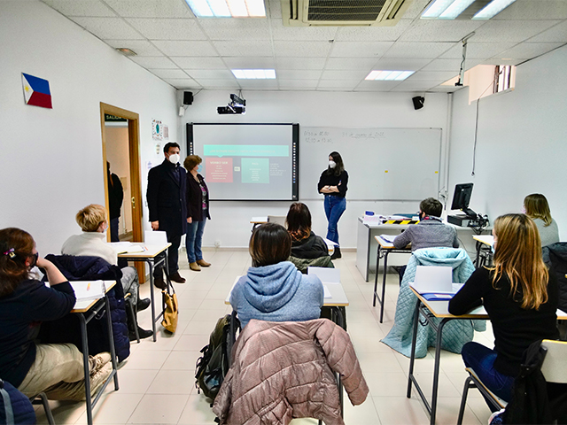Los refugiados ucranianos de Las Rozas ya pueden aprender castellano en varias aulas impulsadas por el Ayuntamiento