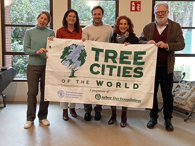 Las Rozas recibe la bandera de la FAO “Tree Cities of the World” por su gestión del arbolado urbano en 2022