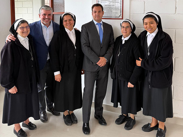 De la Uz participa en la inauguración del colegio de Lurín (Perú)