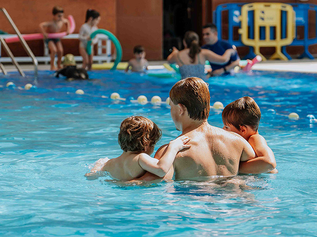 De la Uz visita los campamentos de verano 