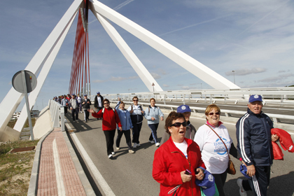 La marcha a su paso por el puente