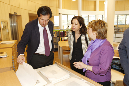 Fernández Rubio observa el archivo de obra gráfica