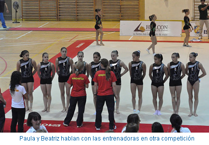 Paula y Beatriz hablan con las entrenadoras en otra competición