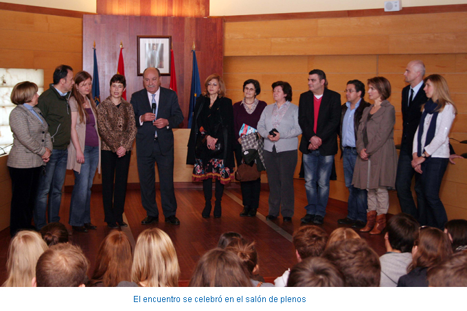 El encuentro se celebró en el salón de plenos