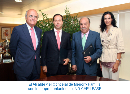 El Alcalde y el Concejal de Menor y Familia con los representantes de ING CAR LEASE