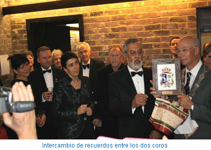 Intercambio de recuerdos entre los dos coros
