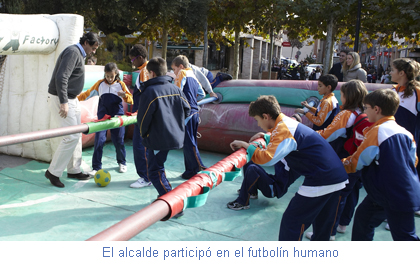El alcalde participó en el futbolín humano