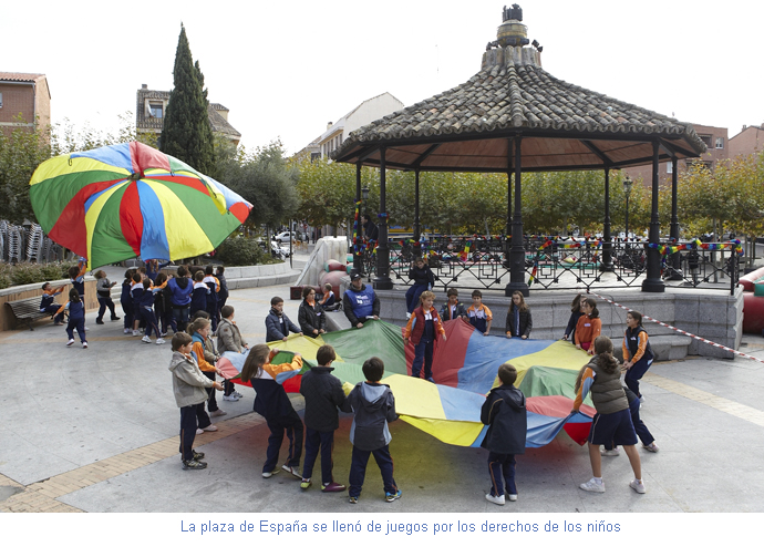 La plaza de España se llenó de juegos por los derechos de los niños