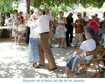 Mayores en la fiesta del día de los abuelos