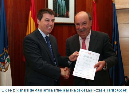 El director general de MasFamilia entrega al alcalde de Las Rozas el certificado efr
