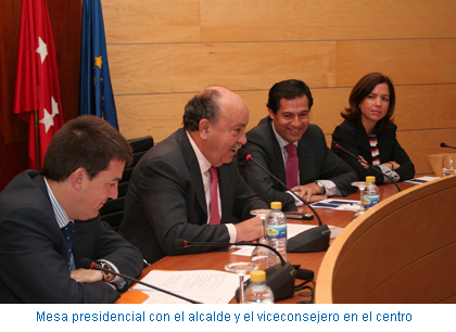 Mesa presidencial con el alcalde y el viceconsejero en el centro