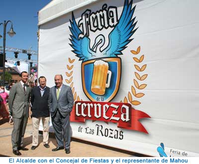 El Alcalde con el Concejal de Fiestas y el representante de Mahou
