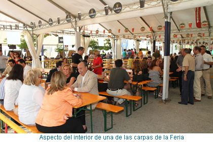 Aspecto del interior de una de las carpas de la Feria