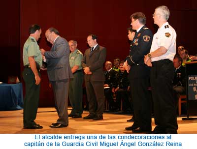 El alcalde entrega una de las condecoraciones al capitán de la Guardia Civil Miguel Ángel González Reina