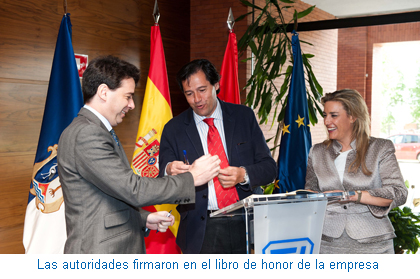 Las autoridades firmaron en el libro de honor de la empresa