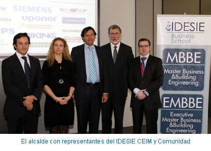 El alcalde con representantes del IDESIE CEIM y Comunidad