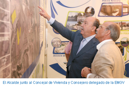 El Alcalde junto al Concejal de Vivienda y Consejero delegado de la EMGV