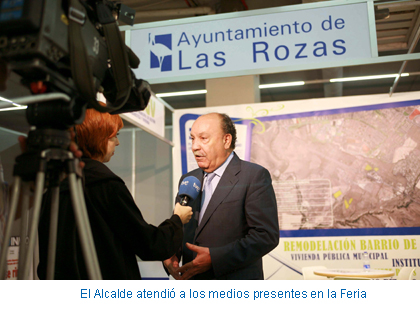 El Alcalde atendió a los medios presentes en la Feria