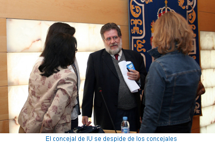 El concejal de IU se despide de los concejales