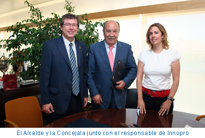 El Alcalde y la Concejala junto con el responsable de Innopro