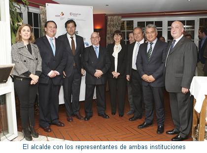 El alcalde con los representantes de ambas instituciones