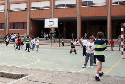 Niños en el patio del colegio San Miguel