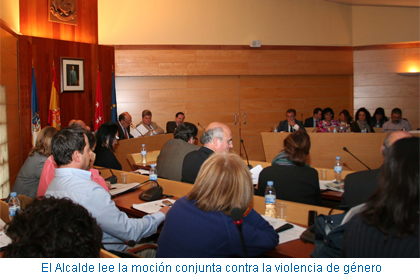 El Alcalde lee la moción conjunta contra la violencia de género