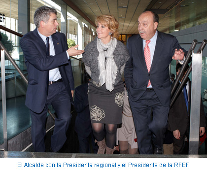 El Alcalde con la Presidenta regional y el Presidente de la RFEF