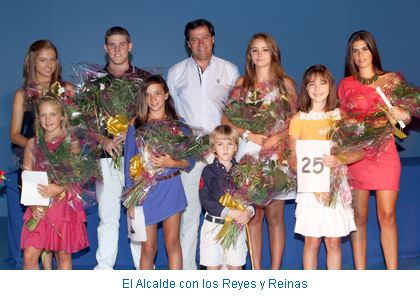 El Alcalde con los Reyes y Reinas
