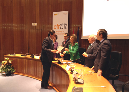 Mato entrega el certificado al alcalde