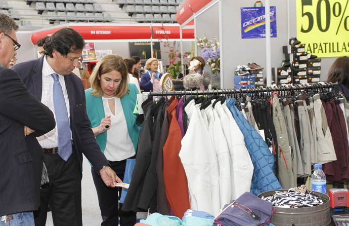 El alcalde y la concejal en la feria