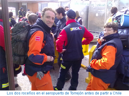 Los dos roceños en el aeropuerto de Torrejón antes de partir a Chile