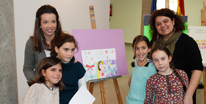 Las ganadoras con la concejal
