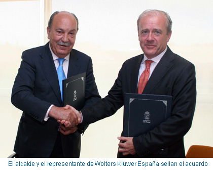 El alcalde y el representante de Wolters Kluwer España sellan el acuerdo