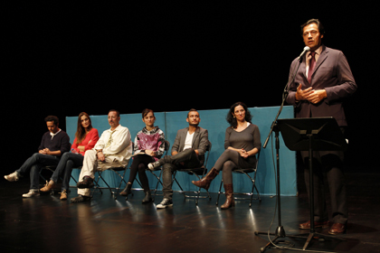 El alcalde y los profesores de la escuela