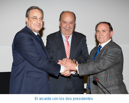 El alcalde con los dos presidentes