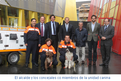 El alcalde y los concejales co miembros de la unidad canina