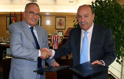 El Alcalde de Las Rozas, Bonifacio de Santiago, y el Presidente de AFIM, Juan L.LLorente, tras la firma del Convenio