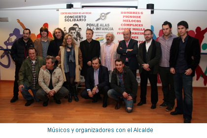Músicos y organizadores con el Alcalde
