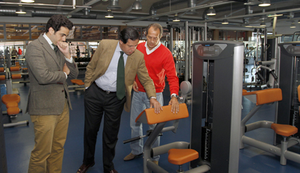 El Alcalde visita el polideportivo de Navalcarbón