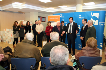 El alcalde con los mayores antes del reparto