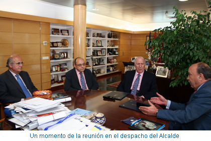Un momento de la reunión en el despacho del Alcalde