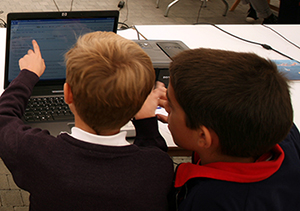 niños con ordenador