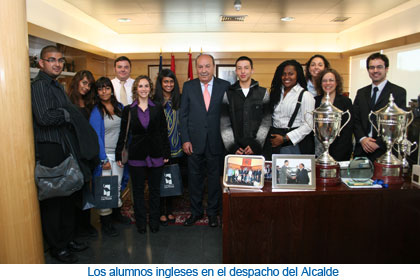 Los alumnos ingleses en el despacho del Alcalde