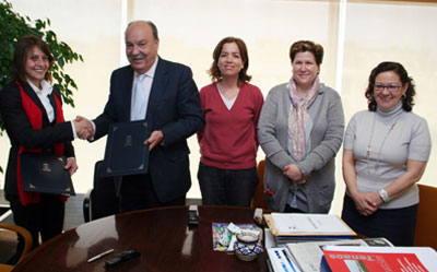 El Alcalde saluda a la presidenta del AMPA, Silvia Sánchez, en presencia de otras autoridades