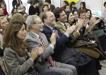 Las autoridades aplauden al coro