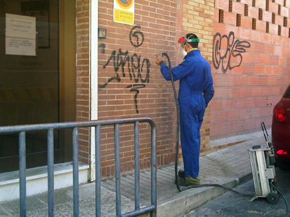 Operario limpia pintada