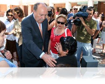 El Alcalde da el pésame a la madre de la víctima