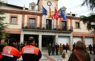 Autoridades y vecinos de Las Rozas durante los cinco minutos de silencio